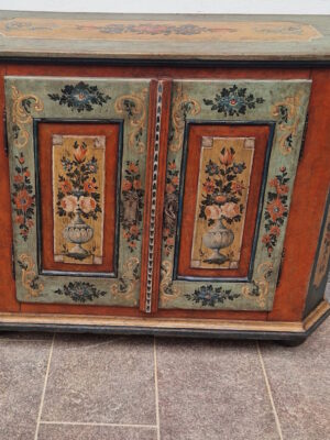 N° 243 Credenza scantonata dipinta