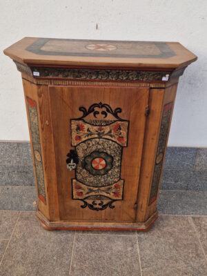 N° 466 Armadietto  in legno di abete scantonato
